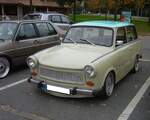 Ein etwas  aufgepimpter  IFA Sachsenring Trabant 601 Universal de Luxe. Die Baureihe Trabant 601 wurde 1958 als Nachfolger des AWZ P-70 gebaut. Ab 1964 war daraus der Trabant 601 geworden, dem ein Jahr später der das Kombimodell Trabant 601 Universal folgte. Ein solcher 601 Universal de Luxe kostete bei seinem Erscheinen Ostmark 9.775,00. Um sich Devisen zu beschaffen, wurde das Modell auch mit mäßigen Verkaufserfolgen in der Bundesrepublik Deutschland angeboten. Im Jahr 1967 war ein solches Kombimodell für DM 3810,00 zu bekommen. Der Zweizylinderzweitaktmotor hat einen Hubraum von 594,5 cm³ und leistet serienmäßig 26 PS. Oldtimertreffen am Cafe del Sol in Gelsenkirchen am 12.10.2025. 