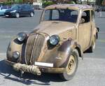 Simca 8 (Huit) in der Karosserieversion viertürige Limousine. Das Modell war als zwei- und viertürige Limousine, Kombi, Coupe und Cabriolet lieferbar. Das Auto war ein Lizenzmodell des Fiat  Millecento  508 und wurde ab 1938 im Werk Nanterre montiert. Motorisiert ist der Wagen mit dem millionenfach bewährten Vierzylinderreihenmotor von Fiat mit einem Hubraum von 1089 cm³ und einer Leistung von 32 PS. Der abgelichtete Wagen stammt aus dem Jahr 1939 und ist so lackiert, als ob er von deutschen Truppen während WW2 requiriert wurde. French Car Devotion am 30.04.2023 an Mo´s Bikertreff in Krefeld. 