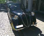 Simca 5  Cinq  aus dem Jahr 1937. Der Simca  Cinq  war der franz�sische Lizenzbau des Fiat 500A  Topolino  und wurde von 1936 bis 1948 als Cabrio-Limousine (Foto) und Kombimodell, sowie als leichter Lieferwagen namens Fourgonette 250 gebaut. Angetrieben wird der h�bsche Kleinwagen von einem wassergek�hlten Vierzylinderreihenmotor mit einem Hubraum von 569 cm� und einer Leistung von 13 PS. Die H�chstgeschwindigkeit gab das Werk in Nanterre mit 85 km/h an. Oldtimer Fr�hling des AMC Kettwig am 01.05.2026 in Essen Kettwig.