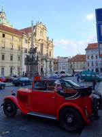 Ein Skoda Cabriolet (ich denke als kreativer Nachbau) in der Prager Altstadt (September 2012)