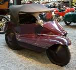 Scott Tricar, englischer Oldtimer, Baujahr 1928, der Zweisitzer auf drei Rädern hatte 12PS und fuhr 80Km/h, Automobilmuseum Mülhausen, Nov.2013 