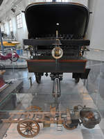 Ein Serpollet Dampfwagen aus dem Jahr 1891, davor ein Modell des Cugnot-Dampfwagens von  1769.