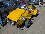 Stimson Mini Bug MK2. Der Stimson Mini Bug war eine Kreation von Barry Stimson aus Sussex. Das Ziel war es, einen Mini-basierten Strandbuggy zu entwickeln. Nach der Entwicklung des ersten Prototyps gründete Stimson ein neues Unternehmen mit dem Namen  Design Developments  und brachte das Modell zum Preis von 170,00 britischen Pound auf den Markt. Er war in den drei Farben Rot, Blau und Gelb erhältlich. Als Zubehör konnte man gegen Aufpreis von 7,00 britischen Pound eine Frontscheibe und für 8,00 Pound einen Überrollbügel mit bestellen. Von 1970 bis 1971 wurden etwa 20 MK1 hergestellt. Er wurde 1971 durch den MK2 ersetzt, der bis 1973 produziert wurde. Etwa 160 MK2 wurden hergestellt. 1972 wurde eine Rennversion des Mini Bug 2, der CS+1, (Foto) entwickelt und von Stimson's Barrian Cars aus London und später von Lainston Investment Services aus Sparsholt/Hampshire vertrieben. Allerdings konnten nur vier Fahrzeuge verkauft werden. Der Vierzylinderreihenmotor aus dem Mini hat einen Hubraum von 1275 cm³ und soll 53 PS leisten. Classic car show at Chepstow race course/South Wales am 27. April 2025.
