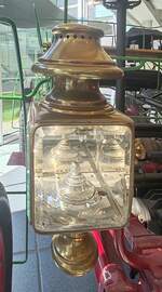 =Einer der beiden 'Scheinwerfer' des Darracq Phaeton, gesehen im Museo Nicolis in Verona, 09-2025. Dieses Fahrzeug ist das einzige erhaltene von seinerzeit 3 gebauten Exemplaren.