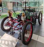 =Darracq Phaeton, Bj. 1898, 1 Zyl., 5 PS, gesehen im Museo Nicolis in Verona, 09-2025. Dieses Fahrzeug ist das einzige erhaltene von seinerzeit 3 gebauten Exemplaren.