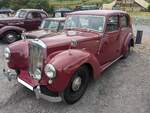 Lea-Francis 14HP Saloon im Farbton maroon aus dem Jahr 1953. Die Marke Lea-Francis aus Coventry gehörte einst zu den großen britischen Autoherstellern, doch bereits vor WW2 ging die Firma fast zugrunde. Während WW2 stellte man LKW´s für die Armee her. Nach dem Krieg, ab 1946, stellte man den neuen 14HP vor. Das Modell war als viertürige Limousine namens Saloon, als holzbeplankter Kombiwagen namens Estate und als Sport-Roadster lieferbar. Die 14HP Saloon war das erfolgreichste Modell dieser Baureihe und verkaufte sich von 1946 bis zur Modelleinstellung ca. 1500 mal. Der Vierzylinderreihenmotor hat einen Hubraum von 1767 cm³ und leistet, je nach Baujahr, 65 PS oder 67 PS. Classic car meeting am 13.07.2024 in Blaenavon/South-Wales.
