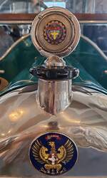 =Firmenemblem und Kühlwasseranzeige des Bianchi Tipo C 20-30 HP, gesehen im Museo Nicolis in Verona, 09-2025