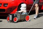 Ein Fantasie Selbstbau Oldtimer mit einem Zuk�nftigen Besucher am Steuer unterwegs mit dem Vater am  Oldtimer Treff auf den Areal des Flugplatz in Bleienbach am 14.06.2026
