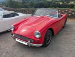 Turner MK2 aus dem Jahr 1963. Es handelt sich um einen Sportwagen des Herstellers Turner Sports Cars aus dem englischen Wolverhampton. Die Firma stellte von 1951 bis Mitte der 1960´er Jahre Sportwagen her. Deren Autos waren als Komplett-Fahrzeuge oder als Kit-Cars lieferbar. Auf einem stabilen Gitterrohrrahmen wurde eine sehr leichte Glasfaserkarosserie aufgesetzt. W�hrend fr�he Versionen oft BMC-Motoren nutzten, kamen im MK2 unter anderem Triebwerke von Coventry-Climax oder ein Ford-Kent-Motor zum Einsatz. Im gezeigten MK2 werkelt unter der Motorhaube ein Vierzylinderreihenmotor von Coventry-Climax mit einem Hubraum von 1097 cm� mit einer Leistung von 75 PS. Turner-Treffen auf dem Crickhowell-Pass/South Wales am 05.07.2026.