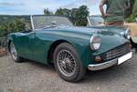 Turner MK1 aus dem Jahr 1957. Die Firma stellte von 1951 bis Mitte der 1960´er Jahre Sportwagen her. Die Autos waren als Komplett-Fahrzeuge oder als Kit-Cars lieferbar. Turner Sports Cars war im englischen Wolverhampton ans�ssig. Durch seine extrem leichte Glasfaser-Karosserie erreichte der leichte, kleine, Sportwagen recht gute Fahrleistungen. In den meisten MK1 Fahrzeuge war der Motor des Austin Healey Sprite verbaut. Dieser Vierzylinderreihenmotor hat einen Hubraum von 948 cm� und leistet zwischen 42 PS und 44 PS. Einige MK1, die im Motorsport eingesetzt wurden, nutzten auch leistungsgesteigerte Coventry-Climax Motoren. Turner-Treffen auf dem Crickhowell-Pass/South Wales am 05.07.2026.