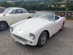 Turner MK1 aus dem Jahr 1960. Die Firma stellte von 1951 bis Mitte der 1960´er Jahre Sportwagen her. Die Autos waren als Komplett-Fahrzeuge oder als Kit-Cars lieferbar. Turner Sports Cars war im englischen Wolverhampton ans�ssig. Durch seine extrem leichte Glasfaser-Karosserie erreichte der leichte, kleine, Sportwagen recht gute Fahrleistungen. In den meisten MK1 Fahrzeuge war der Motor des Austin Healey Sprite verbaut. Einige MK1 so wie der hier gezeigte, die �fters auch im Motorsport eingesetzt wurden, nutzten h�ufig leistungsgesteigerte Coventry-Climax Motoren. Der Vierzylinderreihenmotor hat dann einen Hubraum von 1097 cm� und leistet 75 PS. Es waren aber auch Varianten mit bis zu 95 PS bekannt. Da das Auto nur und 550 Kilogramm wiegt, sind die Fahrleistungen dementsprechend flott. Turner-Treffen auf dem Crickhowell-Pass/South Wales am 05.07.2026.