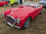 Swallow Doretti, wie er in den Jahren 1954 und 1955 in nur 276 Exemplaren gebaut wurde. Von diesen 276 Autos sollen heute noch rund 80 St�ck existieren. Entworfen wurde der Roadster von einem Designer namens Frank Rainbow. Optisch erinnert das Auto stark an den damaligen Ferrari 166 und andere italienische Sportwagen dieser Zeit. Die Typenbezeichnung  Doretti  erhielt das Fahrzeug nach Dorothy Deen, der Leiterin des US-Importunternehmens  Cal Sales  in Kalifornien, das den Vertrieb dieser Autos in den USA �bernommen hatte. Die Antriebskomponenten stammten direkt vom Triumph TR2. Es handelte sich um einen Vierzylinderreihenmotor mit einem Hubraum von 1991 cm� und einer Leistung von rund 90 PS, gekoppelt an ein Vierganggetriebe. Der Roadster erreichte eine H�chstgeschwindigkeit von 100 m/ph, also rund 160 km/h. Treffen des Chainbridge classic car club auf der Wiese vor einem Pub in Chainbridge/Wales im Juli 2025.