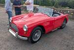Turner 950 Sports, wie er ab 1957 in kleinen St�ckzahlen bei  Turner Sports Cars  gebaut wurde. Er basiert auf einem robusten Rohrrahmen mit aufgesetzter Fiberglas-Karosserie. Technisch wurden etliche Komponenten des bew�hrten Austin A35 verbaut. Da der kleine Sportwagen leer nur ein Gewicht von 535 Kilogramm auf die Waage bringt, hat der Vierzylinderreihenmotor mit einem Hubraum von 948 cm� und einer Leistung von mindestens 43 PS, keine Probleme dem Zweisitzer recht ordentliche Fahrleistungen abzuverlangen. Turner-Treffen auf dem Crickhowell-Pass/South Wales am 05.07.2026. 