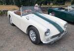 Turner MK2 aus dem Jahr 1962. Es handelt sich um einen Sportwagen des Herstellers Turner Sports Cars aus dem englischen Wolverhampton. Die Firma stellte von 1951 bis Mitte der 1960´er Jahre Sportwagen her. Deren Autos waren als Komplett-Fahrzeuge oder als Kit-Cars lieferbar. Auf einem stabilen Gitterrohrrahmen wurde eine sehr leichte Glasfaserkarosserie aufgesetzt. In den Turner Roadstern konnten die verschiedensten Motoren britischer Hersteller verbaut werden. In diesem Modell ist ein BMC 1275 Vierzylinderreihenmotor aus dem MG Midget verbaut. Aus aus einem Hubraum von 1275 cm� wird, je nach Vergaserbest�ckung, von 65 PS bis 76 PS generiert. Bei einem Fahrzeuggewicht zwischen 550 Kilogramm und 600 Kilogramm war eine recht sportliche Fahrweise m�glich. Turner-Treffen auf dem Crickhowell-Pass/South Wales am 05.07.2026.