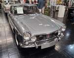 O.S.C.A. 1600S Coupe. Der O.S.C.A. 1600S ist das Ergebnis der Zusammenarbeit zwischen drei gro�en Namen der Automobilgeschichte. In den sp�ten 1950`er Jahren suchen die Maserati-Br�der und ihre Firma O.S.C.A. (O fficine S pezializzata C ostruzioni A utomobili) nach M�glichkeiten, ihre Rennsportmotoren in Serienautos einzubauen. Mit Rennsport allein l�sst sich schlie�lich nicht genug Geld verdienen. 1957 f�hrt Ernesto Maserati ein Gespr�ch mit Fiat´s legend�ren Konstrukteur Dante Giacosa. Er erkl�rt die Idee, einen leichten Vierzylindermotor zu bauen und Dante Giacosa ist gleich begeistert. Fiat hatte das Problem mit den zu langsamen 1100´er und 1200`er Motoren. Man entschied sich f�r einen Nachfolger mit den O.S.C.A.-Motoren und Pininfarina konnte dann eine Karosserie zeichnen und bauen. Zun�chst mit einem 75 PS starken 1500´er Motor. Dieser wurde im Oktober 1962 durch einen schnelleren 1600´er mit satten 90 PS abgel�st. Zu dieser Zeit eine enorme Leistung. Der 1600S war teuer und die Produktionszahlen begrenzt. Es wurden 814 Autos dieses Typs hergestellt. Der Vierzylinderreihenmotor dieses Autos aus dem Jahr 1963 hat einen Hubraum von 1568 cm� und leistet 90 PS. Techno Classica Salon in Dortmund am 25.09.2026.
