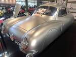 Volkhart V2 Sagitta aus dem Jahr 1947. Der Volkhart V2 Sagitta ist weit mehr als ein seltenes Automobil, er ist ein faszinierendes Zeugnis deutscher Ingenieurskunst und aerodynamischer Forschung der unmittelbaren Nachkriegszeit. Das au�ergew�hnliche Einzelst�ck wurde von dem Konstrukteur und Rennfahrer Kurt C. Volkhart (*1890 +1959) entwickelt, der bereits in den 1920`er-Jahren an der Konstruktion des Opel-Raketenwagens RAK 1 beteiligt war. Als technische Basis diente ein VW-KdF-Fahrgestell aus dem Jahr 1944, w�hrend die stromlinienf�rmige Karosserie von Karosseriebauer Helmuth Fuchs in handwerklicher Einzelanfertigung aufgebaut wurde. Das Gerippe besteht aus Rohrrahmenelementen und ist mit leichtem Aluminium-Flugzeugblech verkleidet. Das Ergebnis ist eine au�ergew�hnlich flache und aerodynamisch optimierte Coup�-Karosserie. Angetrieben wird der Sagitta von einem luftgek�hlten Volkswagen-Vierzylinder-Boxermotor mit 1.186 cm� Hubraum und 24,5 PS. Dank seines geringen Gewichts von lediglich rund 930 kg, der stromlinienf�rmigen Karosserie und einer angepassten Getriebe�bersetzung erreichte das Fahrzeug bei zeitgen�ssischen Testfahrten eine Geschwindigkeit von rund 150 km/h. Ein bemerkenswerter Wert f�r ein Fahrzeug mit dieser Motorleistung. Techno Classica Salon in Dortmund am 25.09.2026.
