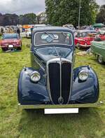 Frontansicht eines Standard Flying 9 twodoor Saloon aus dem Jahr 1937. Den  Flying Nine  konnte man in das Segment untere Mittelklasse einordnen. Das Modell wurde von 1936 bis Mitte 1940 von der Standard Motor Company in Coventry produziert. Angetrieben wird das  Auto von einem seitengesteuerten Vierzylinderreihenmotor mit einem Hubraum von 1131 cm³ und einer Leistung, die je nach Baujahr, zwischen 30 PS und 33 PS differiert. Steam and vintage show am 27.05.2024 in Abergavenny/South Wales.