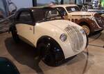 Steyr Typ 55  Baby , gebaut von 1938 bis 1940. Das  Baby  war der österreichische Volkswagen. 1936 wurde der Wagen als Typ 50 vorgestellt. Der Vierzylinderboxermotor leistet aus einem Hubraum von 1.158 cm³ 25,5 PS. Es wurden ca. 13.000  Babys  produziert. Der Wagen wurde auch im Deutschen Reich zum Preis von RM 2950,00 angeboten. Zylinderhaus in Bernkastel-Kues am 23.05.2024.