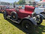 Sunbeam 14 Phaeton aus dem Jahr 1922. Der Sunbeam 14 wurde im Jahr 1922 von der Sunbeam Motor Car Company eingef�hrt. Die offizielle Modellbezeichnung 14/40 entstand erst im Jahr 1924, als das Fahrzeug grundlegend �berarbeitet wurde. In Registern werden fr�he Modelle aus den Jahren 1922 und 1923 oft r�ckwirkend als  14/40“ bezeichnet, da sie die direkte technische Basis bildeten. Das Modell galt in den 1920`ern als Premium-Fahrzeug der oberen Mittelklasse. Die Verarbeitungsqualit�t von Sunbeam war so hoch, dass die Marke in Fachkreisen oft in einem Atemzug mit Bentley oder Alvis genannt wurde. Dieser fr�he Sunbeam 14 wird von einem Vierzylinderreihenmotor angetrieben der aus einem Hubraum von 1954 cm� eine Leistung von rund 40 PS an die Hinterachse weiter gibt. Abergavenny Steam and Vintage Show am 27.05.2023.