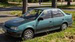 Hier ist ein Suzuki Swift II Sedan in der Farbe Samoa Turquiose (alternative Name:  Teal Green ) zu sehen. Die Aufnahme stammt von Mai, 2025.