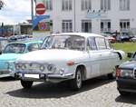 Tatra 603-3, produziert von 1956 bis 1975 in drei Serien. Während der zwanzigjährigen Produktionszeit im Werk Kopřivnice wurden ca. 20.000 Fahrzeuge dieses Typs produziert. Der Löwenanteil dieser Fahrzeuge gingen an die  Kader  des ehemaligen Ostblocks. Hier habe ich ein Modell der letzten Serie (603-3), wie es von 1969 bis zum Produktionsende gebaut wurde, vor die Linse gekriegt. Meines Wissens stammt der gezeigte Wagen aus dem Jahr 1971. Angetrieben wird das tschechische Auto von einem, im Heck verbauten V8-Motor, der aus einem Hubraum von 2472 cm³ eine Leistung von 105 PS an die Hinterachse weiter gibt. Bei einem Verbrauch von 12,5 Liter Kraftstoff, wurden die Fahrleistungen des 603-3 mit 165 km/h angegeben. Oldtimertreffen Flughafen Essen/Mülheim am 06.06.2022.