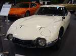 Toyota 2000 GT, produziert in den Jahren von 1967 bis 1970 in 351 Exemplaren. Montiert wurden die 2000 GT-Modelle übrigens beim Motorradhersteller Yamaha. Das elegante, zweisitzige Sportcoupe wurde im November 1965 erstmals vorgestellt, aber erst seit 1967 produziert. Mit seiner stark vom italienischen Autodesign beeinflussten Karosserie, seinen aggressiven Linien und dem aufwendigen Motor, kann der 2000 GT als Ausnahme unter den barocken japanischen Einheitsmodellen der 1960er Jahre gelten. Der Sechszylinderreihenmotor hat einen Hubraum von 1988 cm³ und leistet zwischen 148 PS und 150 PS. Die Höchstgeschwindigkeit liegt bei 230 km/h. Der gezeigte 2000 GT stammt übrigens aus dem ersten Modelljahr 1967. Meines Wissens war das Modell nur in den Farben rot und weiß lieferbar. Techno Classica Essen am 13.04.2023.