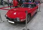 Der zweite Toyota 2000 GT der Baureihe MF10L in der Kölner Toyota Collection, produziert in den Jahren von 1967 bis 1970 in 351 Exemplaren. Montiert wurden die 2000 GT-Modelle übrigens beim Motorradhersteller Yamaha. Das elegante, zweisitzige, Sportcoupe wurde im November 1965 erstmals vorgestellt, aber erst ab 1967 produziert. Mit seiner stark vom italienischen Autodesign beeinflussten Karosserie, seinen aggressiven Linien und dem aufwendigen Motor, kann der 2000 GT als Ausnahme unter den barocken japanischen Einheitsmodellen der 1960er Jahre gelten. Der Sechszylinderreihenmotor hat einen Hubraum von 1988 cm³ und leistet zwischen 148 PS und 150 PS. Die Höchstgeschwindigkeit liegt bei 230 km/h. Der gezeigte 2000 GT stammt übrigens aus dem ersten Modelljahr 1967. Meines Wissens war das Modell nur in den Farben rot und weiß lieferbar. Toyota Collection Köln am 07.06.2025.