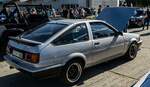 Rückansicht: Toyota Corolla AE86 mit geöffneter Motorhaube, gesehen in Oktober, 2023.