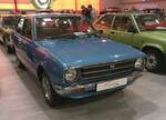 Toyota Corolla KE30 aus dem Jahr 1978. Regelmäßige Updates zwischen den großen Generationswechseln halten die global erfolgreichste Kompaktklasse-Modellreihe in Bestform. So profitiert die dritte Corolla Generation im Jahr 1978 von gleich zwei Facelifts, die sich optisch im durch Chromstreifen aufgewerteten Kühlergrill spiegeln. Vor allem aber sind es neue Sicherheitsfeatures wie zum Beispiel höhenverstellbare Kopfstützen, mit denen der meistverkaufte Toyota Maßstäbe setzt. Über 3,7 Millionen Kunden entscheiden sich für dieses preiswerte und zuverlässige Modell. Die Mehrzahl der Käufer wählt dabei die hier gezeigte, klassische, Karosserieform der Limousine mit dem sparsamen 1166 cm³ Motor mit 55 PS. Geradezu unglaublich positiv fällt das Ergebnis einer Kundenbefragung aus. Demnach sind 97% der Käufer mit ihrem Corolla zufrieden. Toyota Collection Köln am 07.06.2025.