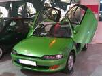 Toyota Sera der Baureihe EXY10. Zwischen 1990 und 1995 wurden ca. 16.000 Fahrzeuge der Baureihe  Sera  für den japanischen Markt produziert. Motorisiert ist das Auto mit den auffälligen Scherentüren und dem Glaskuppeldach mit einem Vierzylinderreihenmotor der 108 PS aus einem Hubraum von 1496 cm³ leistet. Der gleiche Motor wurde auch kurzzeitig im Toyota Paseo verbaut. Dieses Auto dürfte hierzulande eine Rartät sein. Toyota Collection Köln am 07.06.2025.