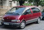 Hier ist ein Toyota Previa (erste Generation) in rot metallic zu sehen.