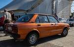 Rückansicht / Seitenansicht 1981er Toyota Tercel Sedan in orange , gesehen in Oktober, 2023.
