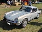 Triumph Spitfire GT6 MK3. Der GT6 MK3 war die letzte Ausbaustufe dieses Modelles und wurde von 1970 bis 1973 produziert. Das auf Basis des preisgünstigen Sportwagens Spitfire konstruierte Coupe GT6 wurde bereits 1966 vorgestellt. Allerdings war im Coupe anstatt eines 1.3l Motors ein Sechszylinderreihenmotor mit einem Hubraum von 1998 cm³ verbaut. Dieser leistet 105 PS. Classic car meeting in Melton Mowbray/GB am 10.08.2025.