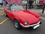 Triumph Spitfire MK IV, der Modelljahre von 1970 bis 1974. Der Spitfire wurde bereits 1962 vorgestellt. Im Laufe der langen Produktionszeit änderte sich am Spitfire einiges. Der Mk IV hat einen Vierzylinderreihenmotor, der aus einem Hubraum von 1296 cm³ 60 PS leistet. Der abgelichtete Spitfire MK4 im Farbton signal red wurde 1972 erstmals zum Straßenverkehr zugelassen. Classic car meeting in Brynmawr/South Wales am 27.07.2025.