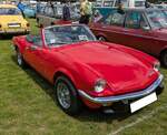 Triumph Spitfire MK IV, der Modelljahre von 1970 bis 1974. Der Spitfire wurde bereits 1962 vorgestellt. Im Laufe der langen Produktionszeit änderte sich am Spitfire einiges. Der Mk IV hat einen Vierzylinderreihenmotor, der aus einem Hubraum von 1296 cm³ 60 PS leistet. Der abgelichtete Spitfire MK4 im Farbton signal red wurde 1972 erstmals zum Straßenverkehr zugelassen. Classic car meeting in Abergavenny/South Wales am 25.05.2025. 