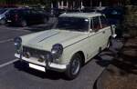 Triumph Herald 1200 Saloon im Farbton jonquil yellow. Das Modell war von 1962 bis 1971 im Verkaufsprogramm der Marke aus Coventry. Nachdem Triumph im Jahr 1961 dem Leyland-Konzern einverleibt wurde, kam der Herald als Modell 'Herald 1200' wieder aus  ...