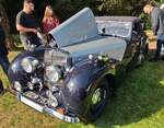 Triumph Roadster 2000, gebaut in den Jahren 1948 und 1949. Mit dem optisch �hnlichen Roadster-Modell 1800 nahm die Firma aus Coventry im Jahr 1946 wieder den Bau von Autos auf. Das Modell war schon zu Beginn von WW2 konstruiert worden. Eine pfiffige  ...