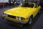 Triumph Stag MK2 im Farbton mimosa yellow, gebaut von 1970 bis 1977. Triumph verkaufte während der gesamten Produktionszeit genau 25.877 Fahrzeuge dieses Typs. Der V8-Motor hat einen Hubraum von 2997 cm³ und leistet 148 PS. Die Höchstgeschwindigkeit wurde mit 193 km/h angegeben. Techno Classica Essen am 13.04.2023.