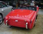 Heckansicht eines Triumph TR3A im Farbton cherryred aus dem Modelljahr 1958.