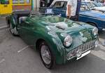 Triumph TR3A im Farbton british racing green, gebaut von 1957 bis 1962. Der TR3A basierte auf dem bereits im Jahr 1955 vorgestellten TR3 und unterschied sich nur �u�erlich von diesem. Bestes Unterscheidungsmerkmal sind die vorhandenen, �u�eren, T�rkl ...