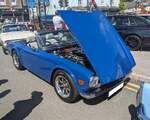 Triumph TR4 im Farbton french blue. Verglichen mit seinem legendären Vorgänger TR3, bot der von Giovanni Michelotti gezeichnete TR4, wesentlich mehr Komfort. Obwohl der TR4 über versenkbare Seitenscheiben, ein wesentlich besseres Verdeck und über einen Kofferraum verfügte, verlor er nichts von seinen sportlichen Qualitäten. Mit dem völlig neuen Vierzylinderreihenmotor mit einem Hubraum von 2138 cm³ und einer Leistung von 105 PS erreichte das Modell ein Leistungsniveau das sich ohne weiteres mit den Konkurrenten in dieser Kategorie messen konnte. Die Höchstgeschwindigkeit wurde mit 175 km/h angegeben. Der relativ günstige Preis sorgte von 1962 bis 1965 für ein Produktionsvolumen von rund 40.000 Fahrzeugen. Classic car meeting in Brynmawr/South Wales am 28.07.2024.