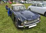 Triumph TR4A IRS, gebaut von 1965 bis 1967. Der TR4 wurde bereits 1961 vorgestellt. Im Jahr 1965 gab es einige Detailveränderungen, die Gesetzesänderungen in den USA geschuldet waren. Der Zusatz  IRS  weist darauf hin, das der Wagen mit einer unabhängigen, hinteren, Radaufhängung ausgerüstet ist. Serie war eine hintere Starrachse. Der Vierzylinderreihenmotor leistet 104 PS aus einem Hubraum von 2138 cm³. Der gezeigte Wagen im Farbton royal blue wurde im Juli 1967 erstmalig zum britischen Straßenverkehr zugelassen. Steam and vintage show am 27.05.2024 in Abergavenny/South Wales.