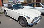 Triumph TR4A IRS, gebaut von 1965 bis 1967. Der TR4 wurde bereits 1961 vorgestellt. Im Jahr 1965 gab es einige Detailver�nderungen, die Gesetzes�nderungen in den USA geschuldet waren. Der Zusatz  IRS  weist darauf hin, das der Wagen mit einer unabh�ngigen, hinteren, Radaufh�ngung ausger�stet ist. Serie war eine hintere Starrachse. Der Vierzylinderreihenmotor leistet 104 PS aus einem Hubraum von 2138 cm�. Der gezeigte Wagen im Farbton old english white wurde im Mai 1967 erstmalig zum britischen Stra�enverkehr zugelassen. Brynmawr Classic Car Show/South Wales am 26.07.2026.
