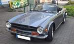 Triumph TR6 im Farbton warwick grey, produziert in den Jahren von 1970 bis 1976. Im Jahr 1970 erschien der letzte Abkömmling der klassischen Triumph TR-Baureihe in Form des TR6. Die Karosserie hatte der legendäre Italiener Giovanni Michelotti (*1921 +1980) gezeichnet. Der Sechszylinderreihenmotor des TR6 stammt vom Triumph 2000 und wurde auf 2498 cm³ Hubraum aufgebohrt. Dieser Motor leistet 150 PS und beschleunigt den TR6 auf eine Höchstgeschwindigkeit von 190 km/h. Oldtimertreffen des AMC Kettwig am 01.05.2025 in Essen-Kettwig.