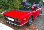 Heckansicht eines Triumph TR6 im Farbton signal red.