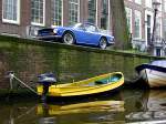 Triumph-TR6 parkt entlang einer Amsterdamer Gracht;110904