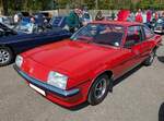 Vauxhall Cavalier Coupe in der luxuriösen GLS-Ausstattung. Im Grunde ist das Cavalier Coupe der britische Opel Manta B! Bei seiner Markteinführung war das Cavalier Mk1 Coupé nur mit einem 1,9-Liter-Motor erhältlich. Die Sitze und Türverkleidungen waren, passend zur Außenlackierung des Fahrzeugs, in schwarzen, beigen, blauen oder roten Veloursstoff gehalten. Ab Juni 1978 wurde der ursprünglich verbaute 1,9-Liter-Motor, auf den auch von Opel bekannten, Vierzylinderreihenmotor mit einem Hubraum von 1979 cm³ und 100 PS umgerüstet. Classic car show at Chepstow race course/South Wales am 27. April 2025.