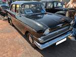 Vauxhall Victor F MK2 aus dem Jahr 1959. Der Victor F Type wurde Ende Februar 1957 vorgestellt. Er war als viertürige Limousine und fünftüriges Kombimodell lieferbar. Das Modell hatte viele Designelemente mit dem 1955´er Chevrolet der Konzernmutter GM gemeinsam. Hier sehen wir ein Modell nach dem Facelift von 1958. Erkenntlich daran, dass die zwei Chromstreben auf der Motorhaube fehlen. Das Modell galt als sehr rostanfällig. Durch faustgroße Löcher, die sich bereits im dritten Jahr auftaten, galt er, als das schlechteste Auto seiner Klasse in GB. Der angeschlagene Ruf von Vauxhall diesbezüglich, wurde dadurch noch verschlechtert. Von den knapp 391.000 hergestellten Autos dürften daher auch nur ein paar überlebt haben. Das Modell wurde für den Markt in Kontinentaleuropa übrigens im GM-Werk im schweizerischen Biel gebaut. Die Qualität dieser Autos galt als wesentlich besser. Der Vierzylinderreihenmotor hat einen Hubraum von 1508 cm³ und leistet 51 PS. Classic car show at Chepstow race course/South Wales am 27. April 2025.