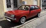 Vauxhall (Opel) Chevette Kombi-Limousine im Farbton flamencorot, verkauft von 1980 bis 1982.