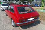 Heckansicht eines Vauxhall (Opel) Chevette Kombi-Limousine im Farbton flamencorot.
